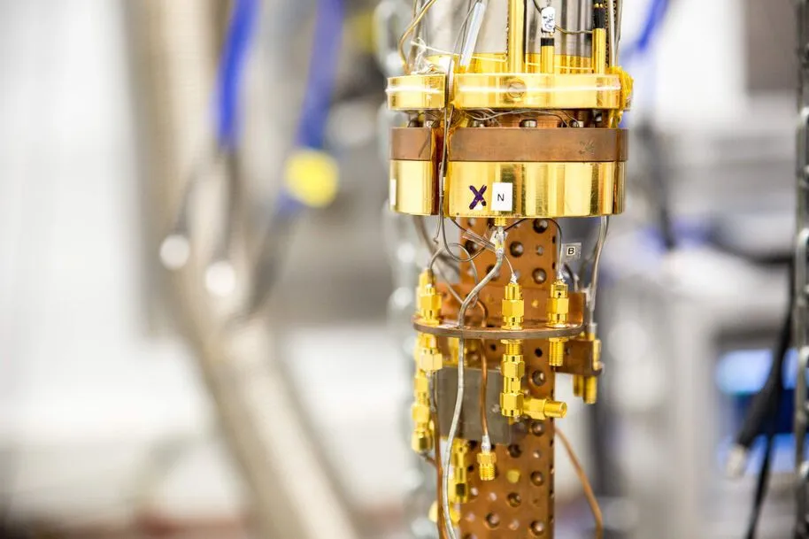 時間結晶の外部システムとの接続に初成功：量子コンピュータ「永久メモリ」実現への扉を開くか？