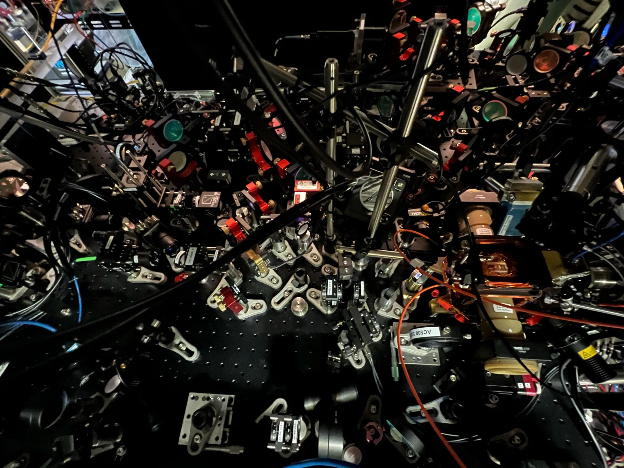 ハーバード大、448量子ビットで「臨界点」を突破。量子コンピュータ実用化への最大の壁を破る歴史的成果