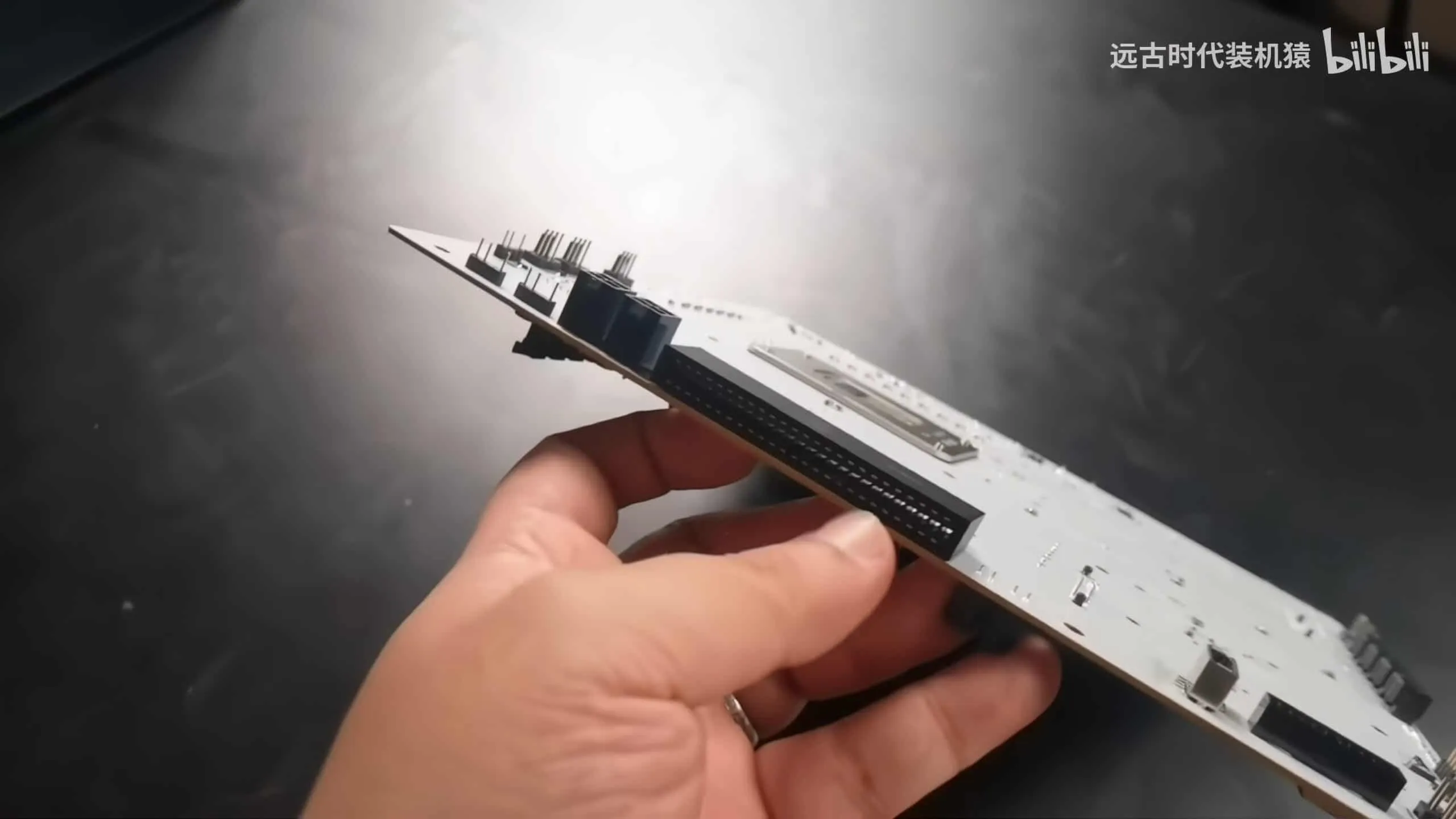 最大1500Wの統合電源コネクタを採用した「BTF 3.0」規格が登場、PSU、マザーボード、GPU間のケーブルレスを実現