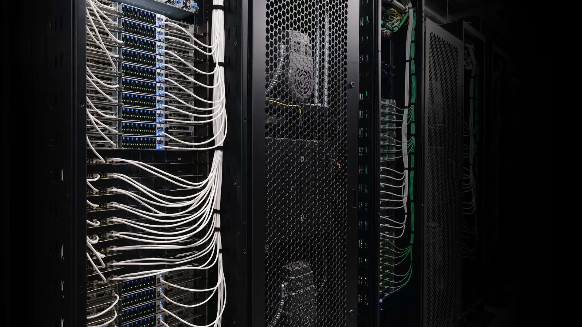 NVIDIAがBlackwellの設計をOCPに提供、AIインフラ市場を席巻する狙いか