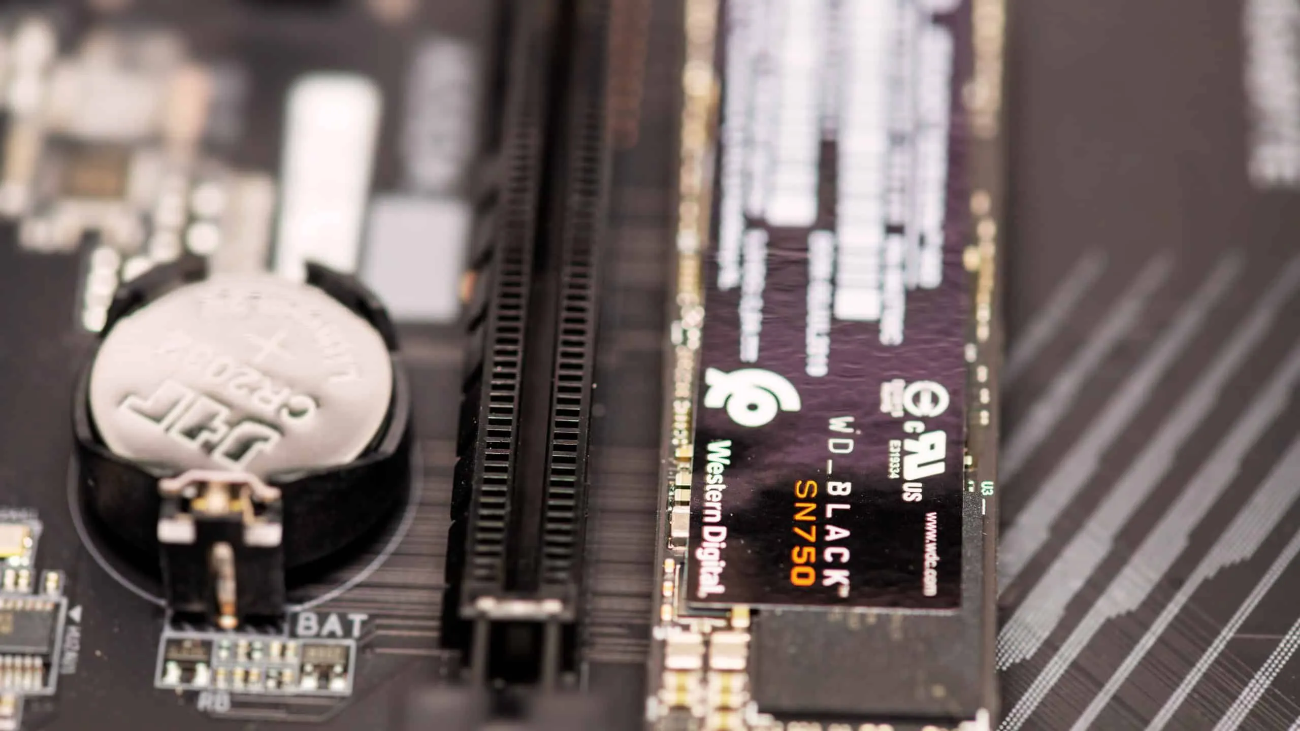 東大らの新技術が桁違いのSSDとRAMの開発を可能にするかもしれない