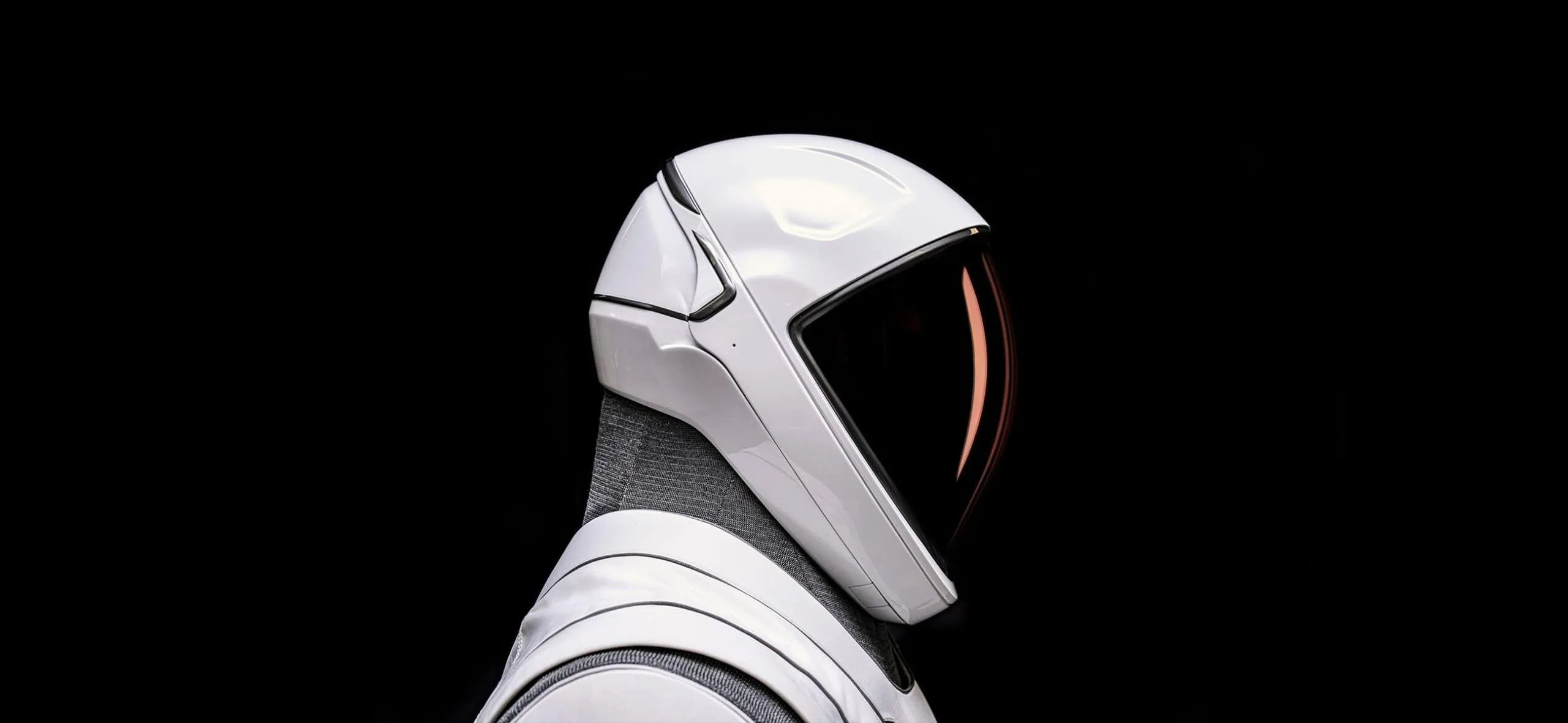 SpaceX、スタイリッシュな新しい船外活動スーツを披露