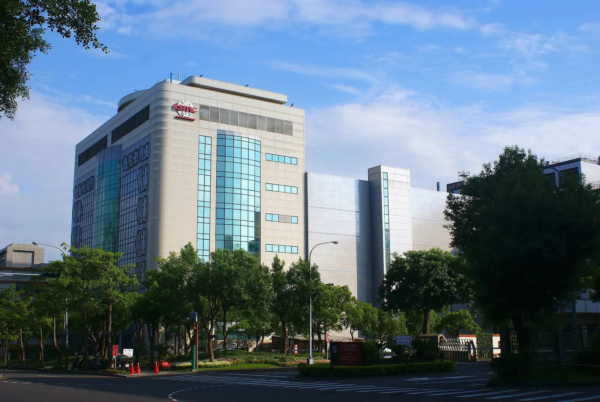 TSMC、2nm実用化へ9工場展開を計画：AI半導体特需で2025年の設備投資は過去最高420億ドルへ