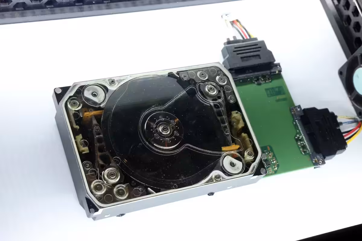 Western Digital、「SSD超え」の帯域性能を誇る超高速HDDと40TBから100TBモデルのロードマップを明らかに