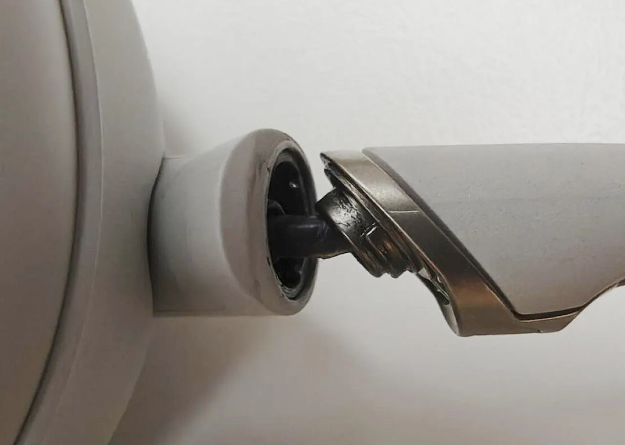 Sony WH-1000XM6、早くもヒンジ破損報告。「改良」されたはずの悪夢は繰り返されるのか？