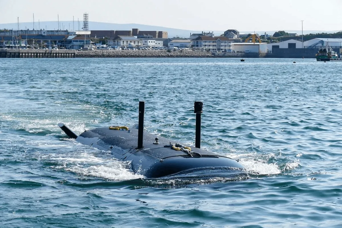 英国海軍、無人潜水艦に量子時計を搭載：GPS不要の自律航行の実証実験に世界初成功