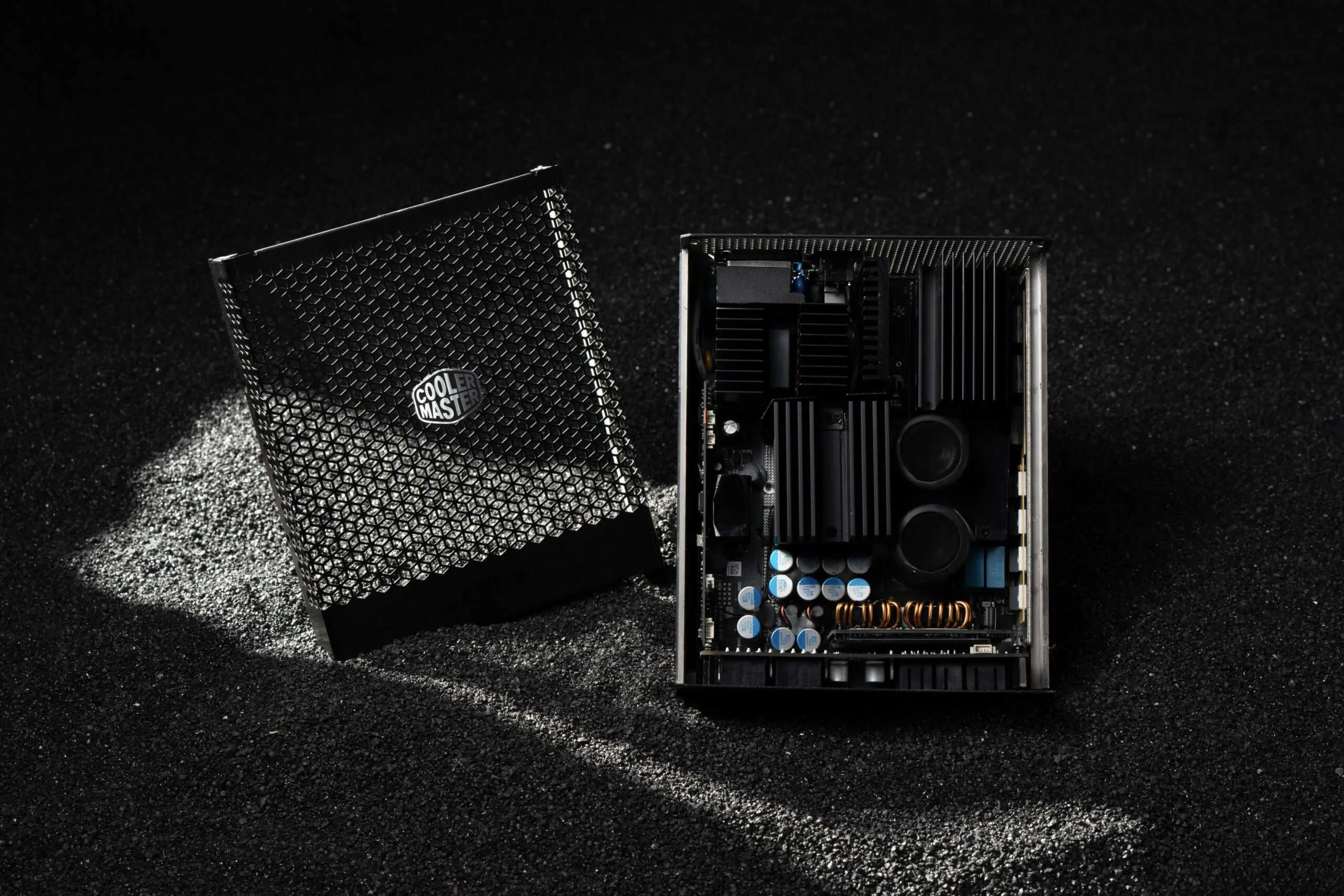 Cooler MasterとInfineonが提携拡大、高性能電源ユニットXシリーズを発表