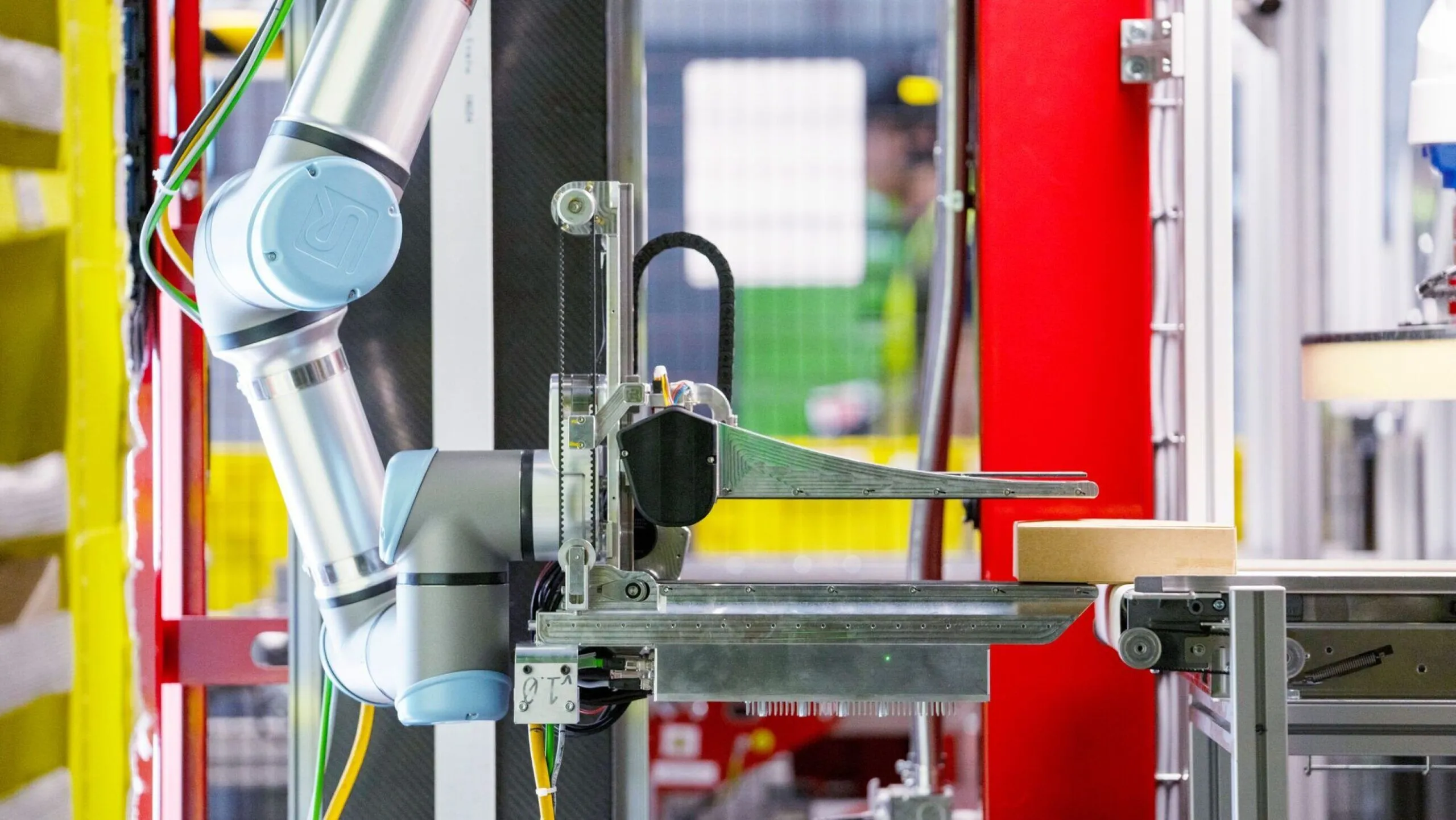 Amazonの新型ロボット「Vulcan」が倉庫作業に“触覚”革命をもたらすか？ 人間との共存への期待と課題