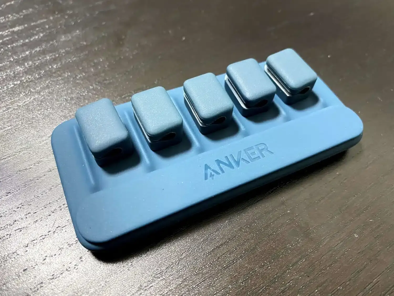【レビュー】Anker Magnetic Cable Holderがケーブルごちゃごちゃ問題を鮮やかに解決