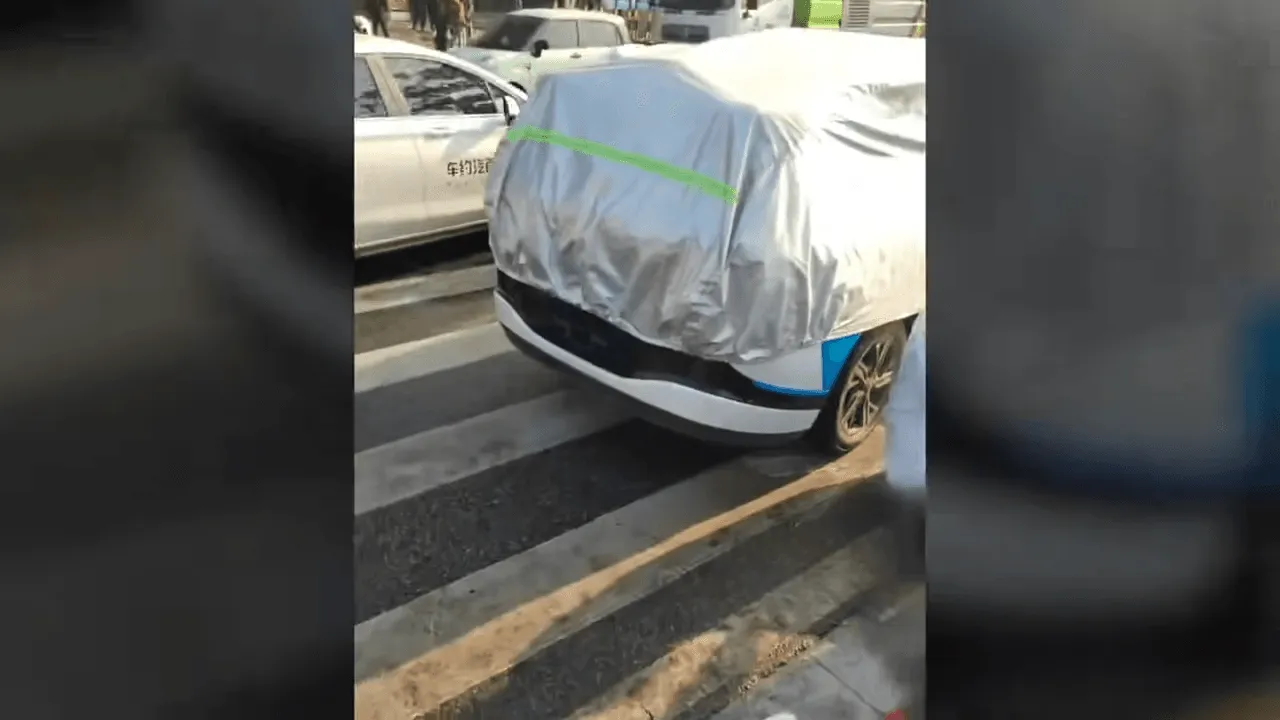 中国でロボットタクシーが人身事故：Baidu製車両が歩行者を巻き込みICUへ搬送、拡大路線の「Hello」に急ブレーキ