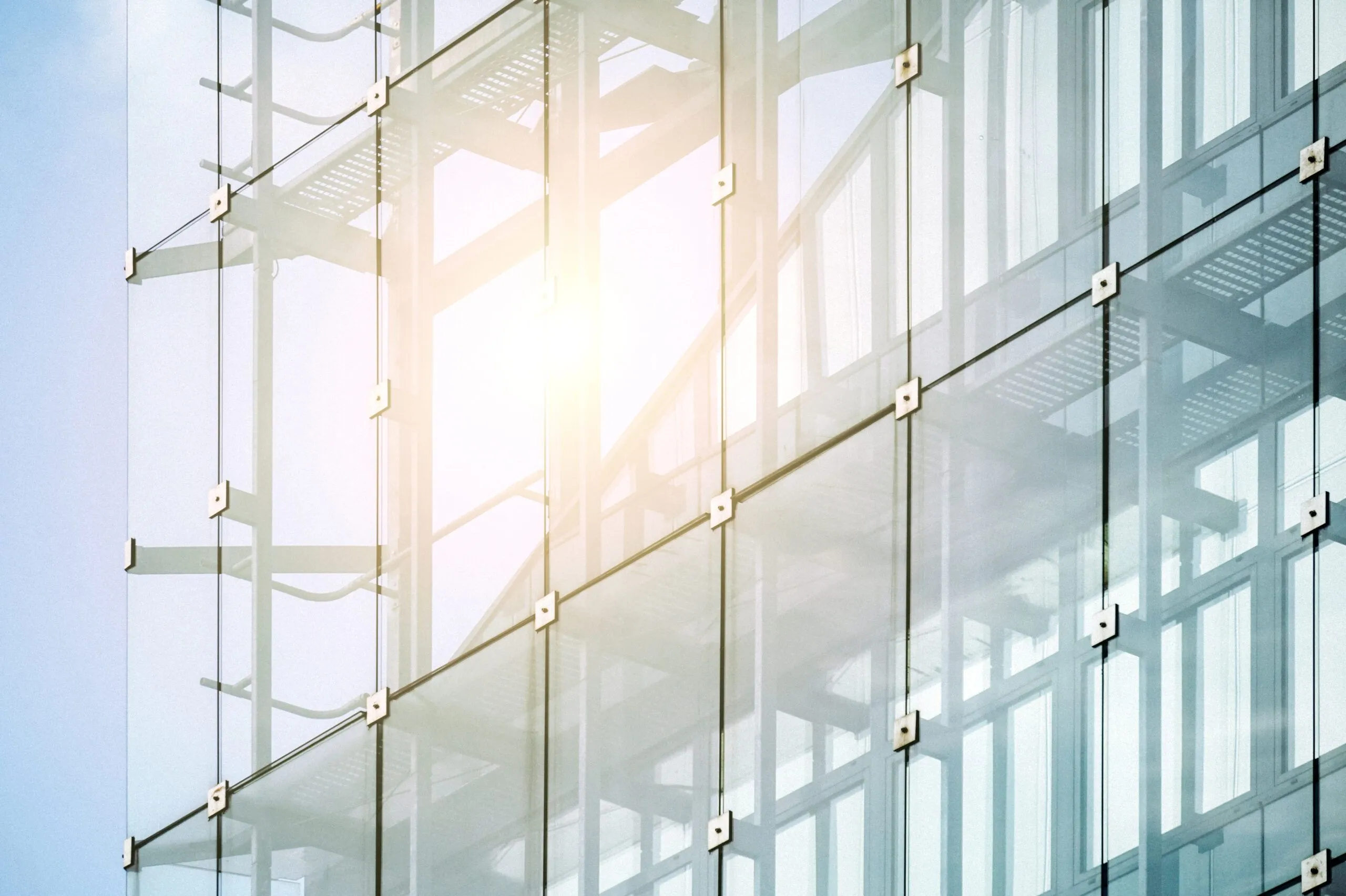 塗るだけで窓が「太陽電池」に？新たなコーティング素材で透明性も損なわず発電が可能に