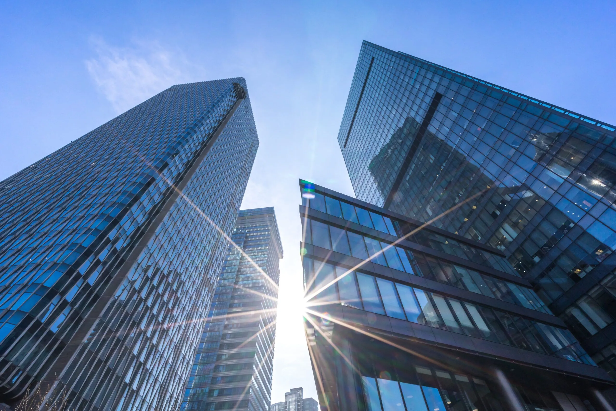 窓が発電所に変わる日：世界記録を更新した「半透明太陽電池」の正体