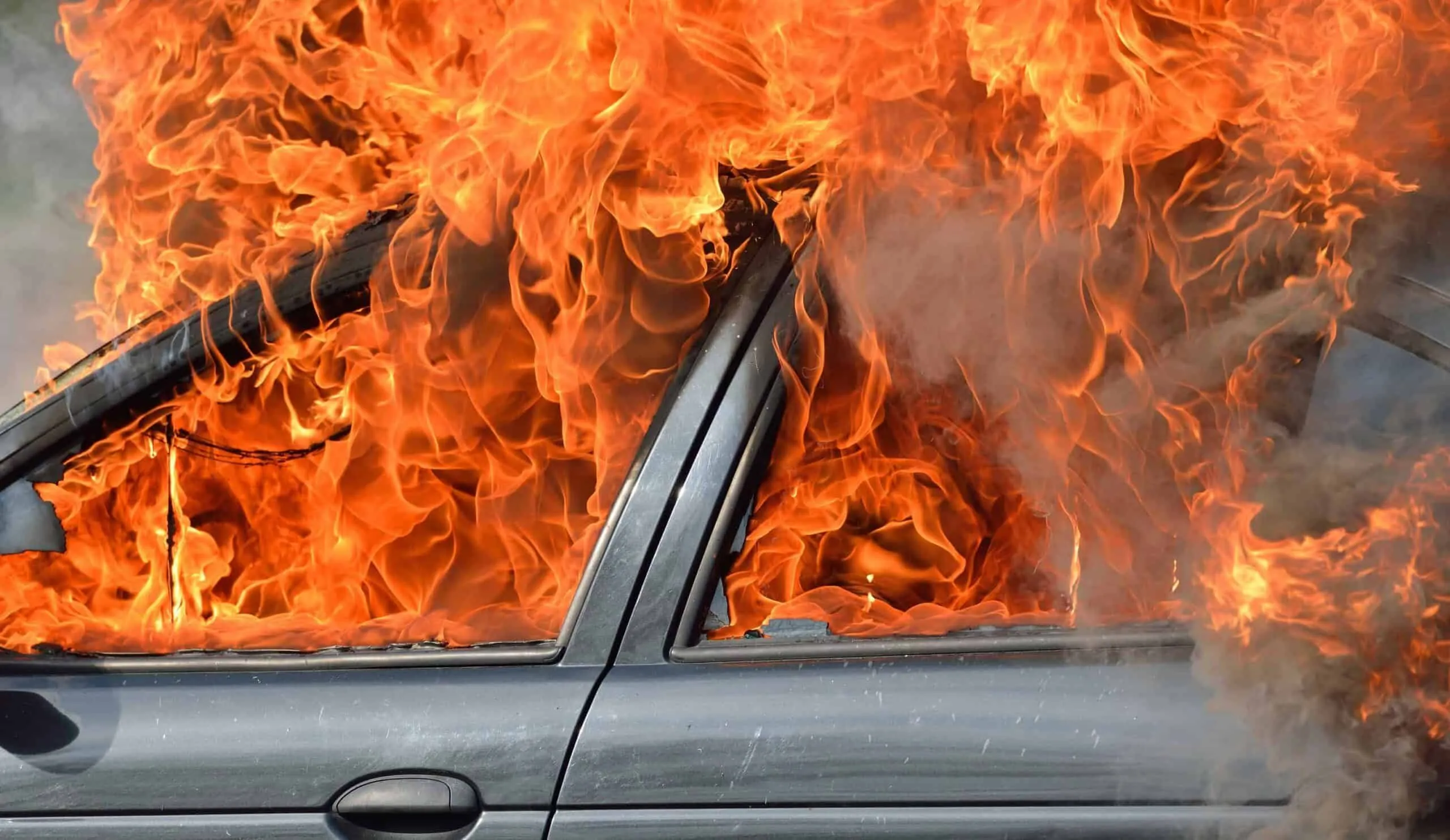 リチウムイオン電池の発火原因は？なぜそんなに激しいのか？そして、どのように対処するべきなのか？専門家が解説する