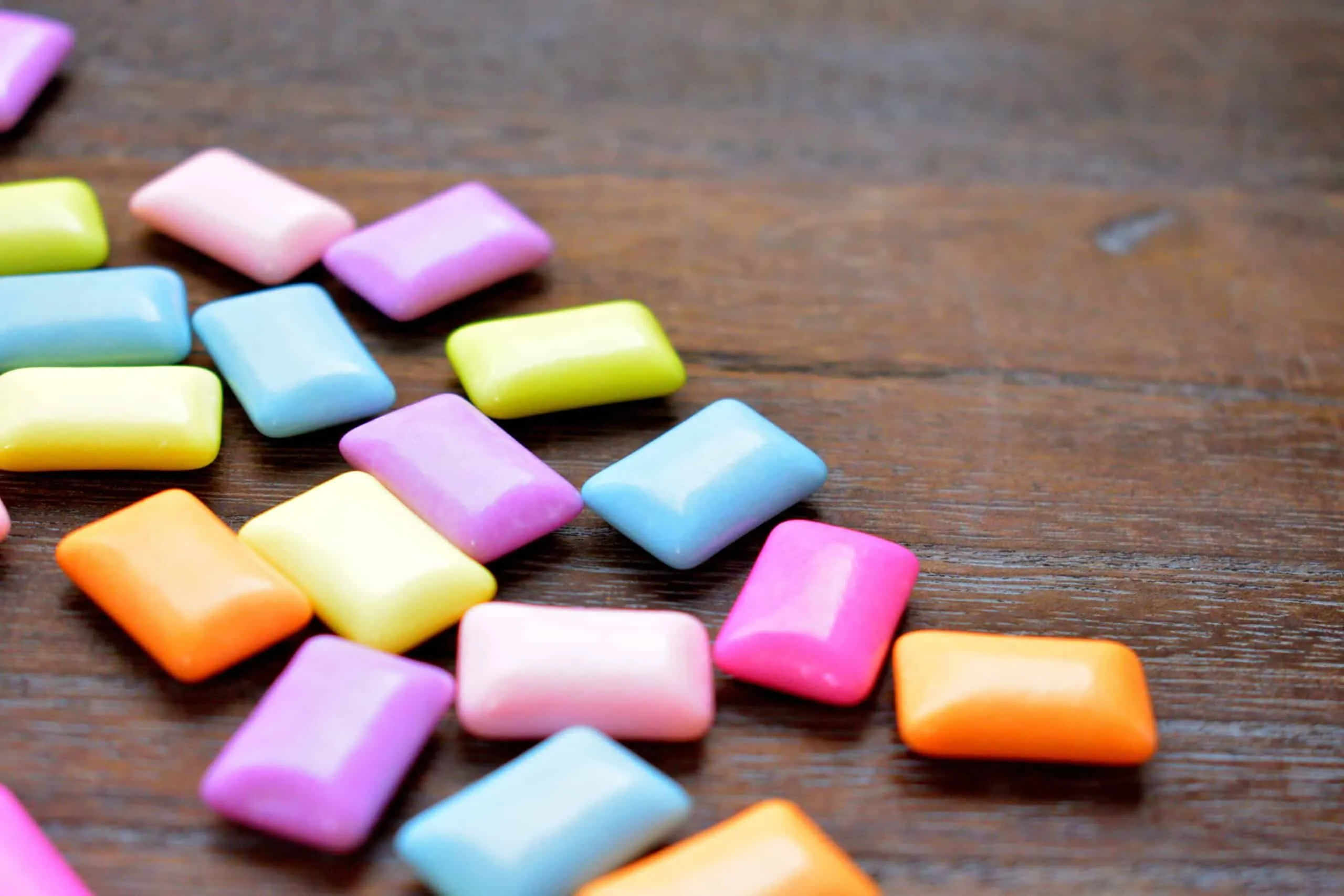 ガムを1つ噛むと最大3000個のマイクロプラスチックが唾液に溶出する可能性