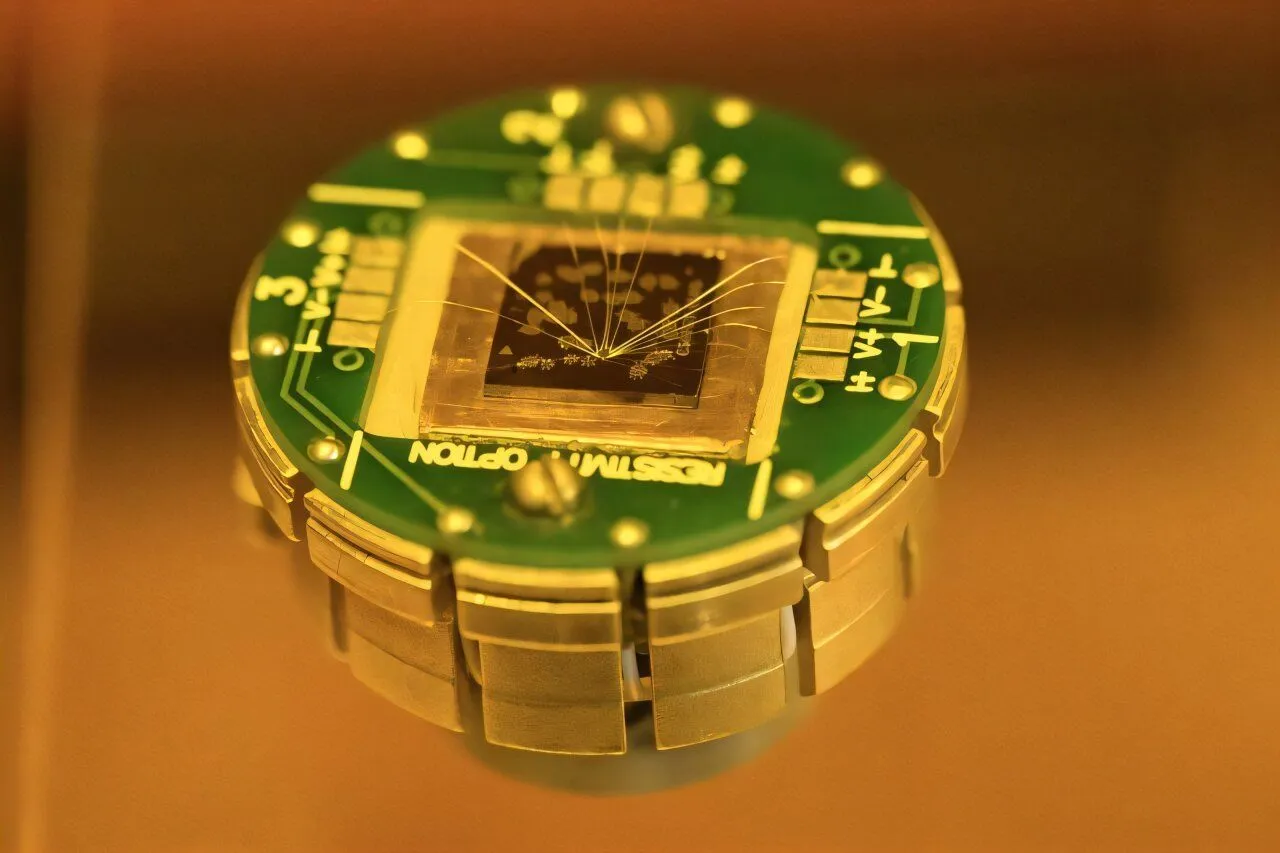 AIの電力飢餓を救うか？磁石の常識を覆す新素材、メモリ消費を1/10にする世紀の大発見