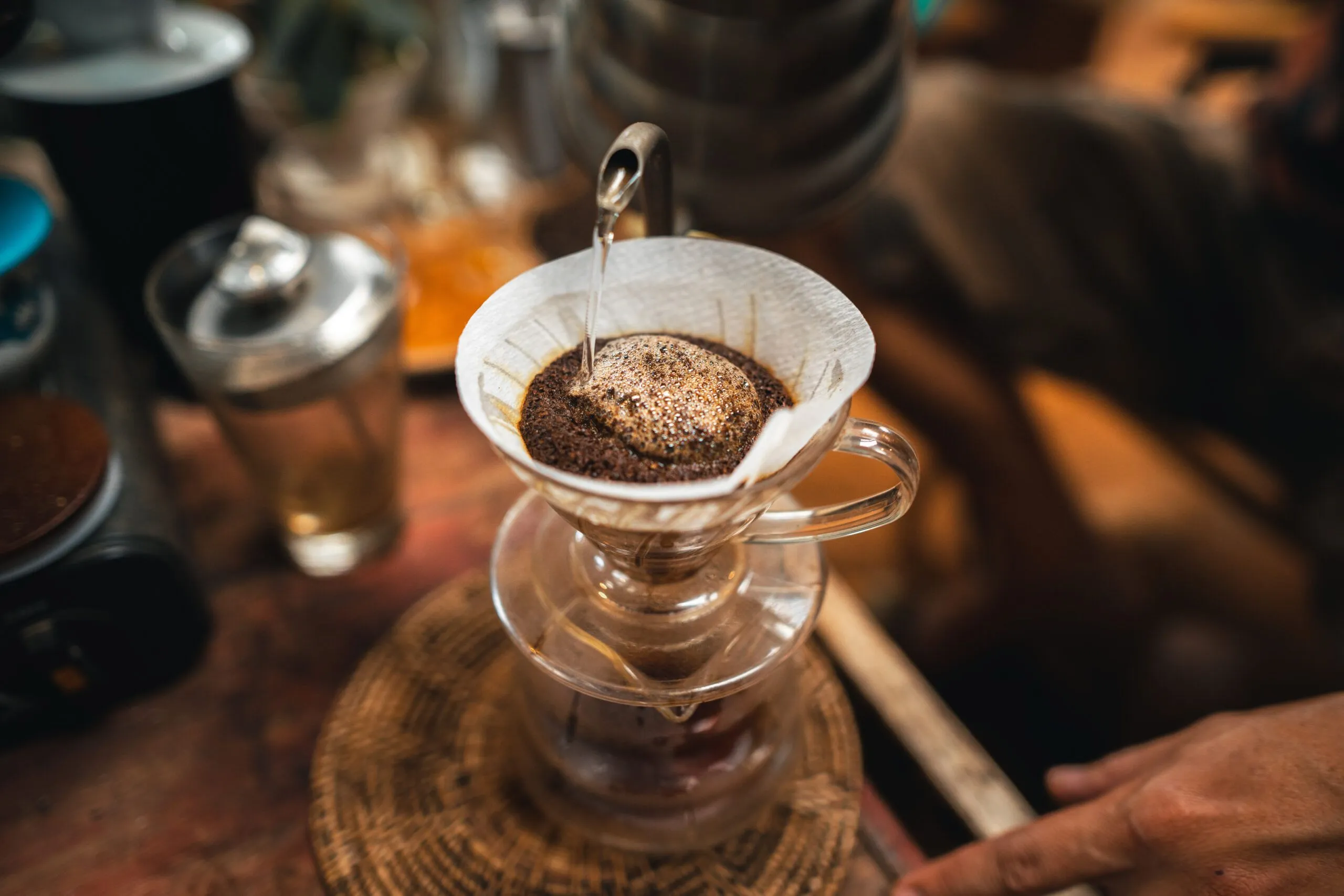 少ない豆でより濃いコーヒーを：物理学が解明した最適なドリップ方法