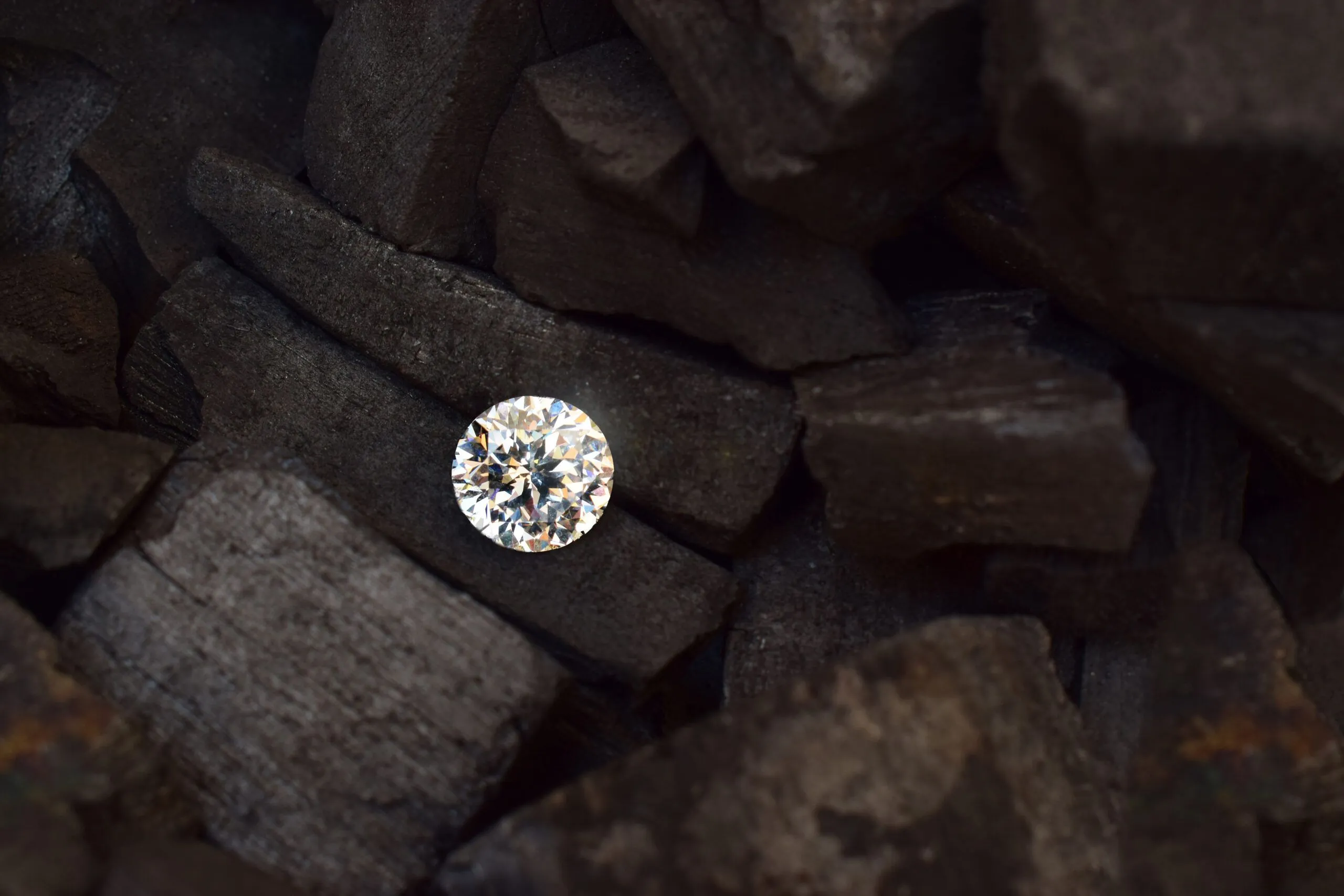 東大、電子ビームで低温・低圧下での石油からナノダイヤモンドの直接合成に成功