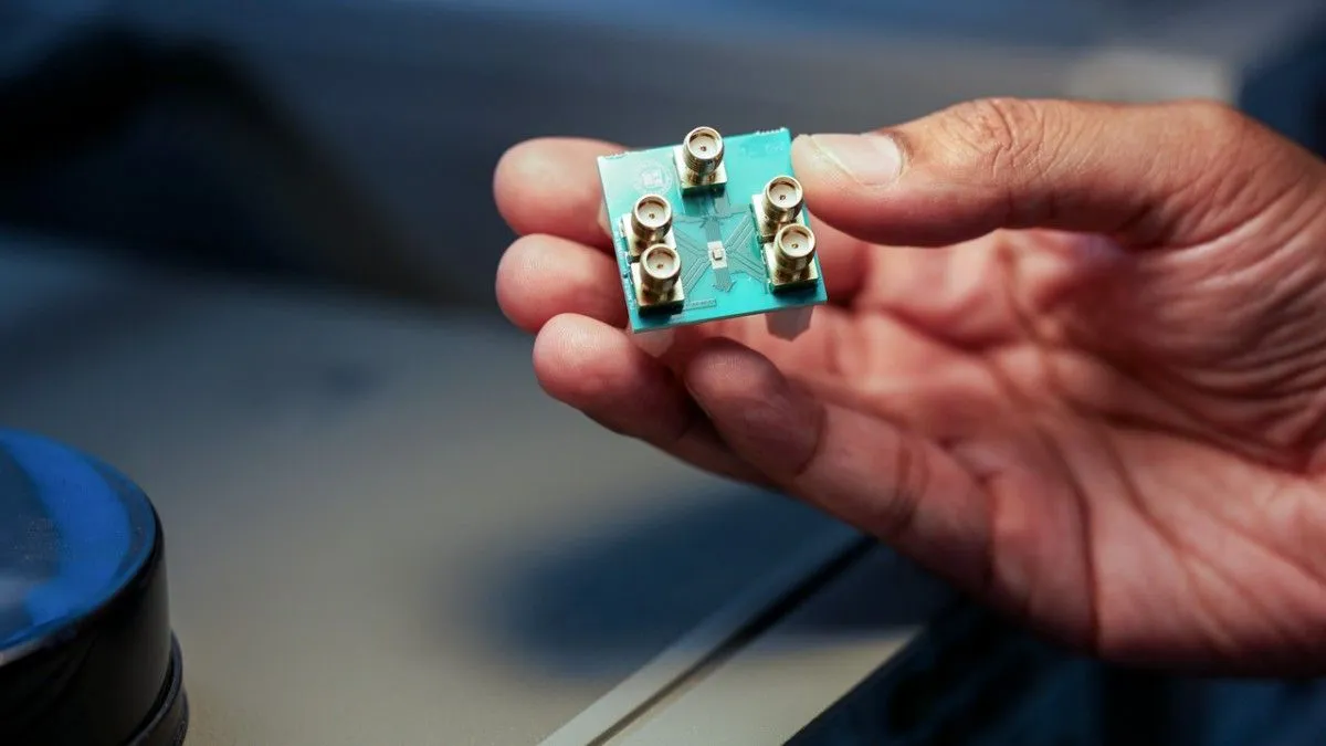 アナログの逆襲：「マイクロ波脳」チップが可能にする超高速・無線AIコンピューティングの未来の世界