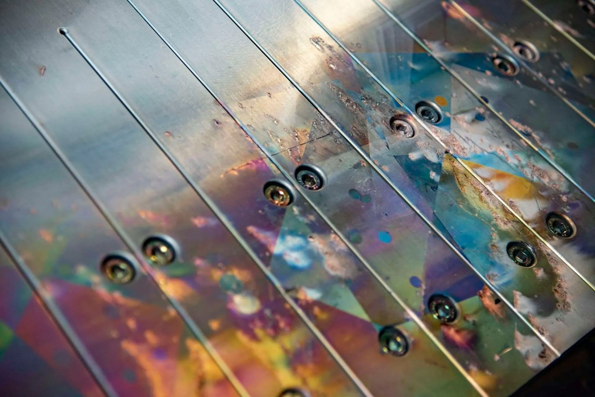 核融合発電を実用化するためには熱と放射線に耐性のある材料を設計する必要がある