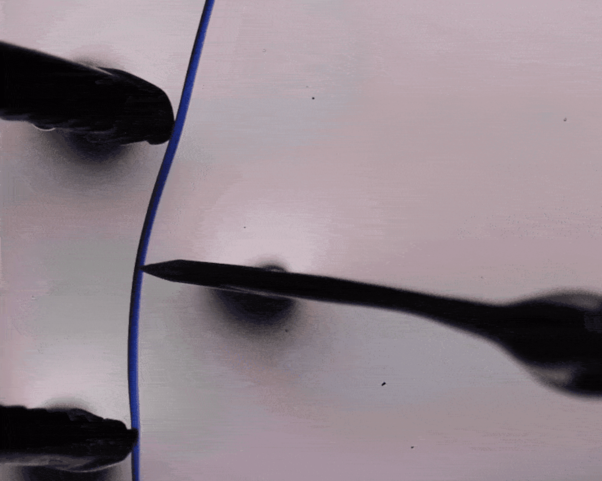 結晶は曲がらない – それとも曲がる？新研究が「柔軟な結晶」の謎を解明