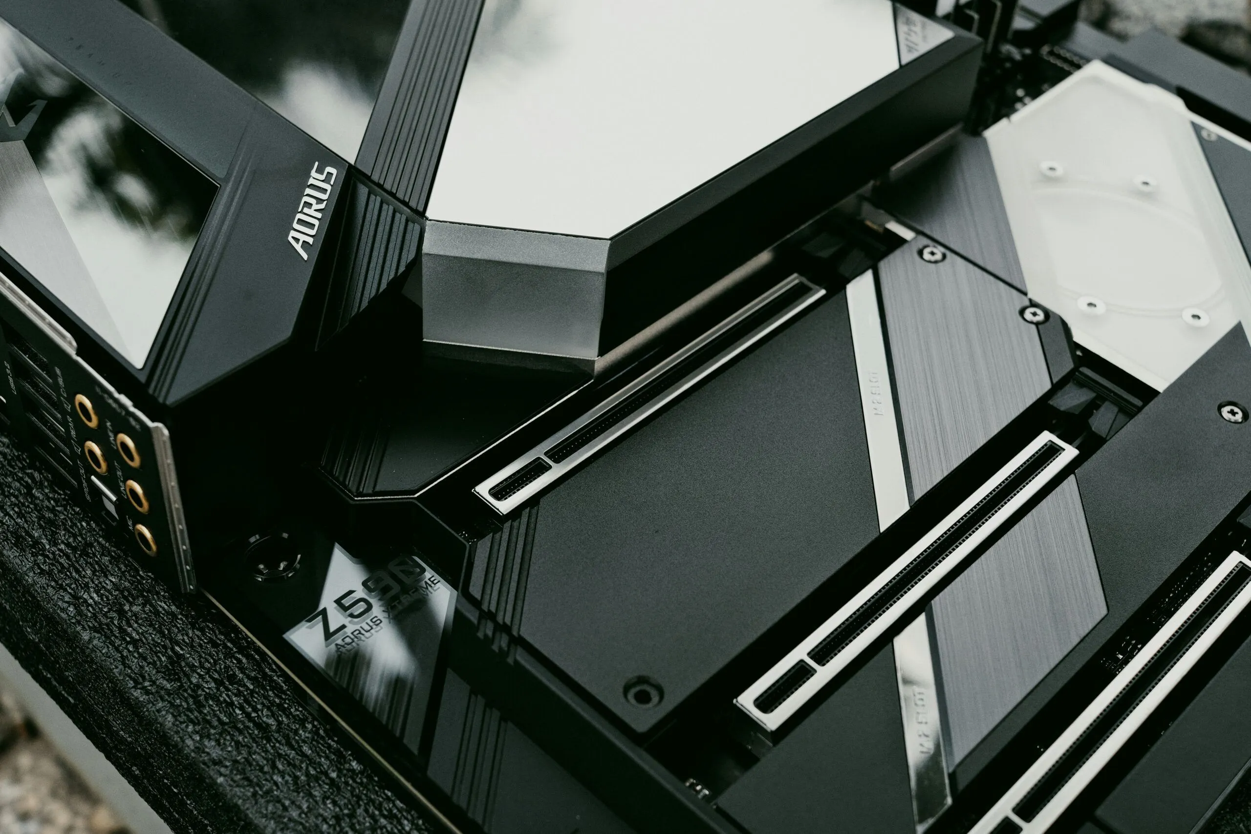 GIGABYTE製マザーボード240機種超に深刻な脆弱性、OS再インストールも無力化する脅威