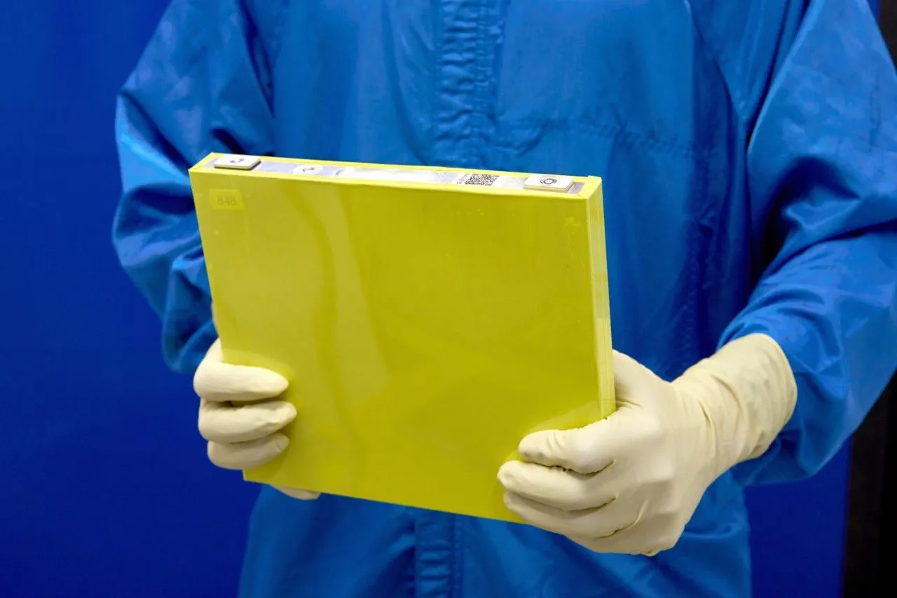 GMの新型LMRバッテリー、EV航続距離とコストに革命か？ 「400マイル超」と「LFP並みコスト」の現実味