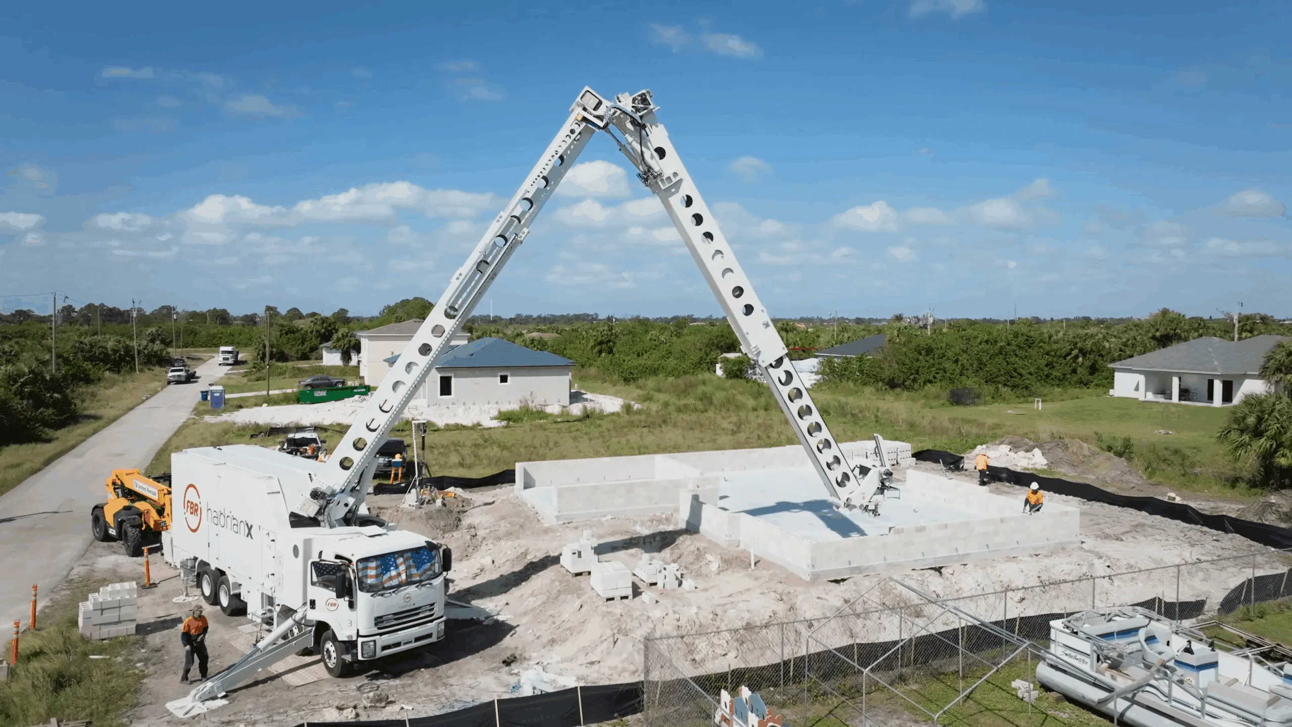 レンガ積みロボット「Hadrian」、工場試験を完了。時速285個の実力と約8億円の価値とは