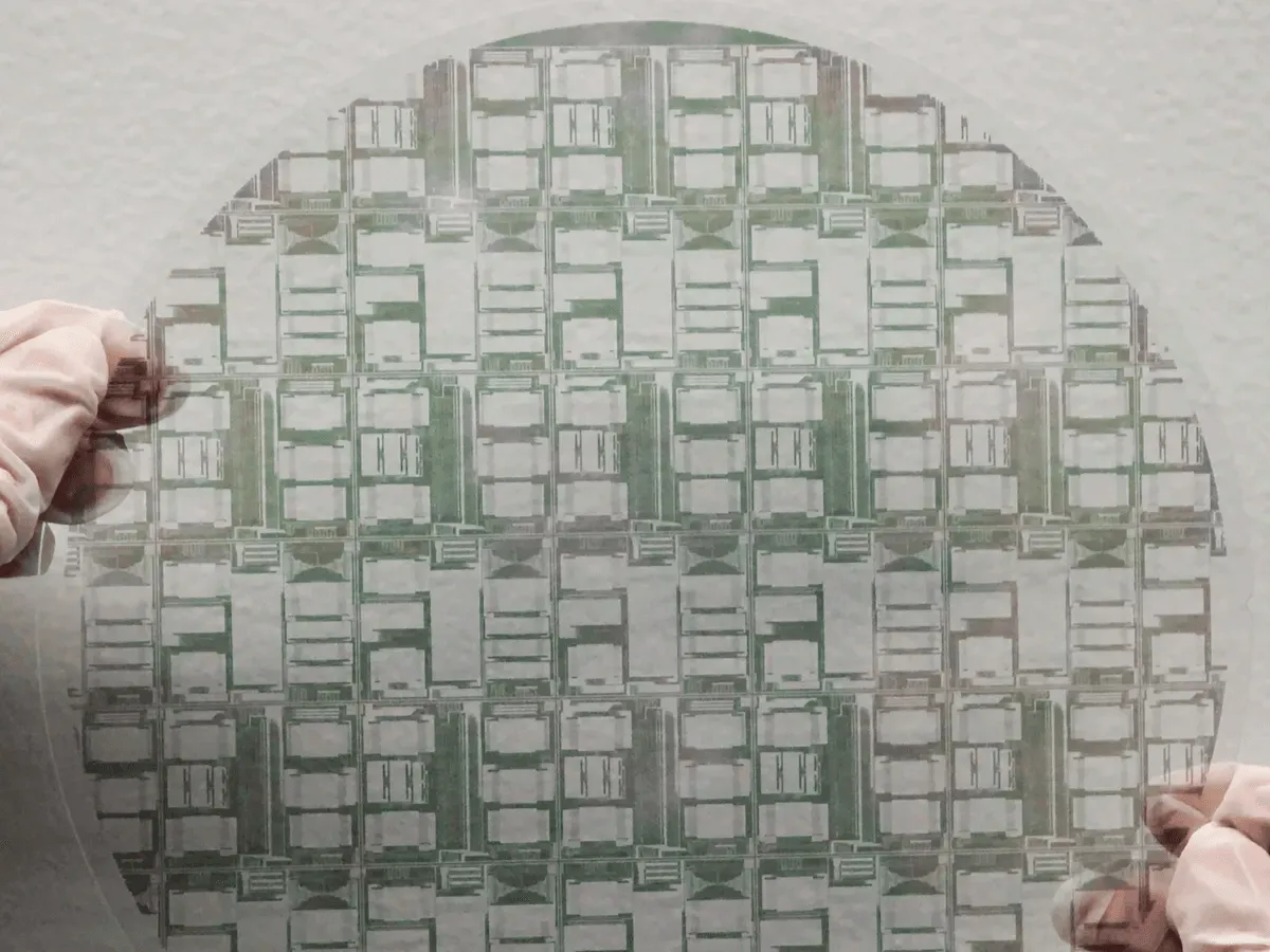 「Hypernova」の心臓部か。Meta、ARの常識覆す2mmディスプレイ技術