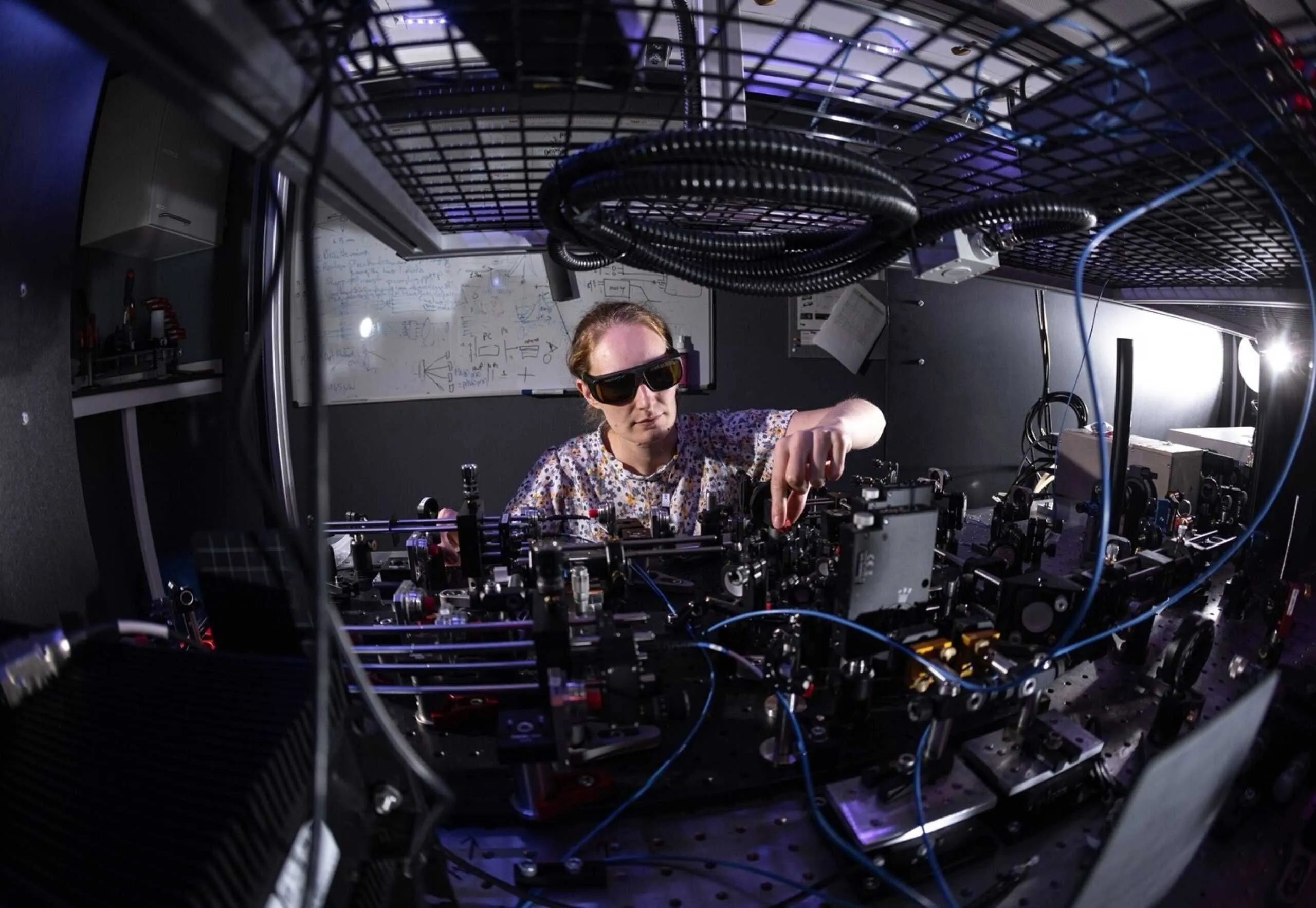 「量子インターネット」の実現に繋がる量子情報の送受信に初めて成功