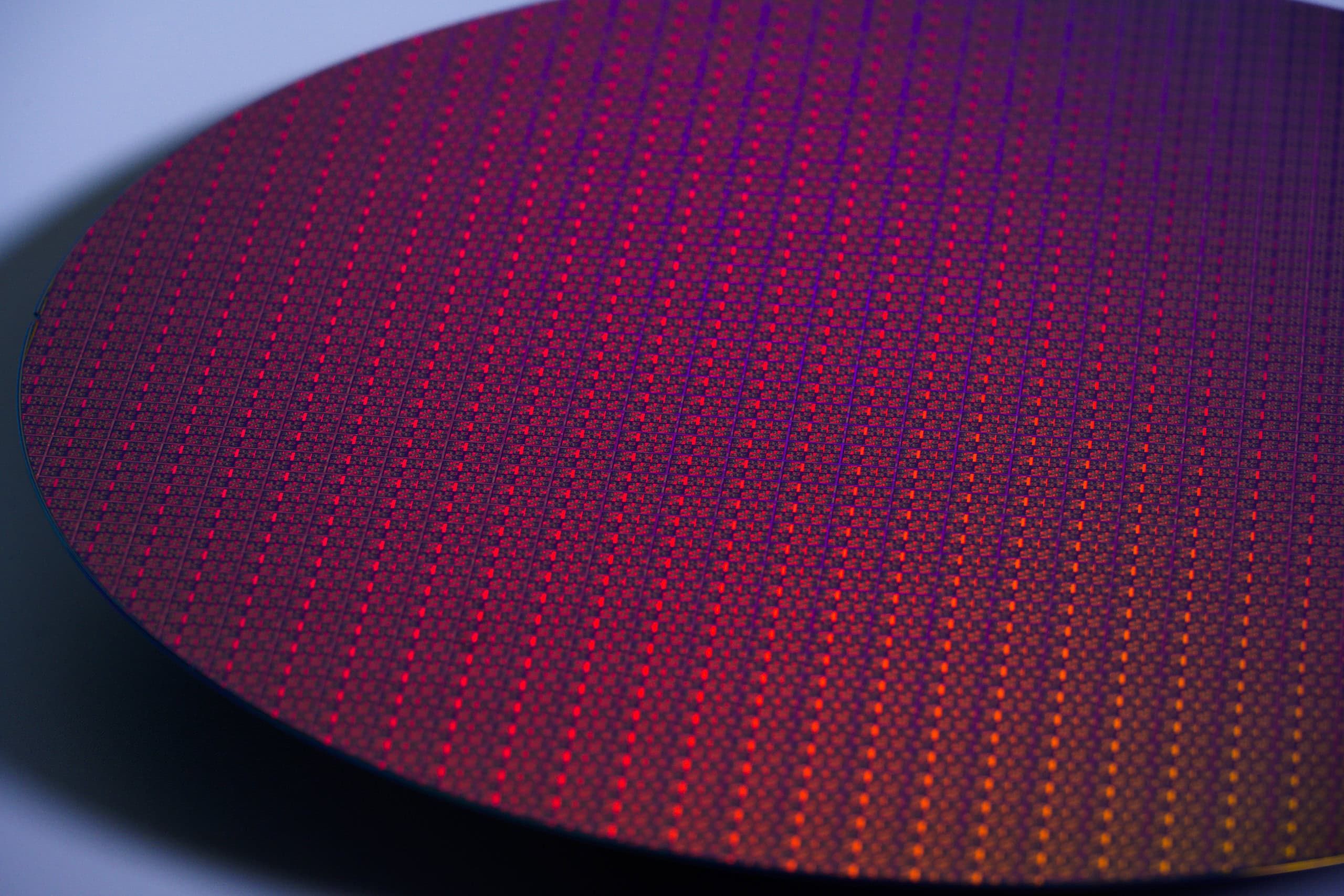 TSMCより密度で劣るのに18%以上省電力、Intel 18A-Pが開く第二ファウンドリ競争 