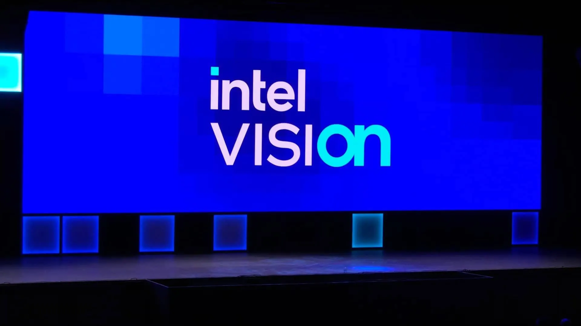 Intel、新CEOの下で約2万人規模の大規模人員削減を計画か
