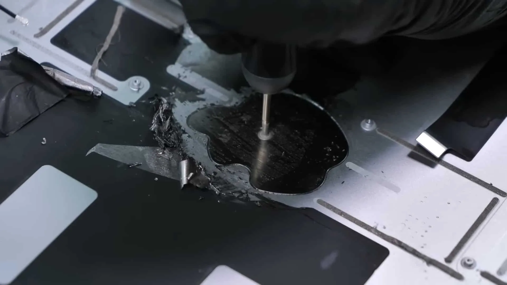 M4 iPad Proの分解により、Appleロゴの銅素材採用やバッテリーへのアクセス性の向上、タンデムOLEDの仕組みが明らかに