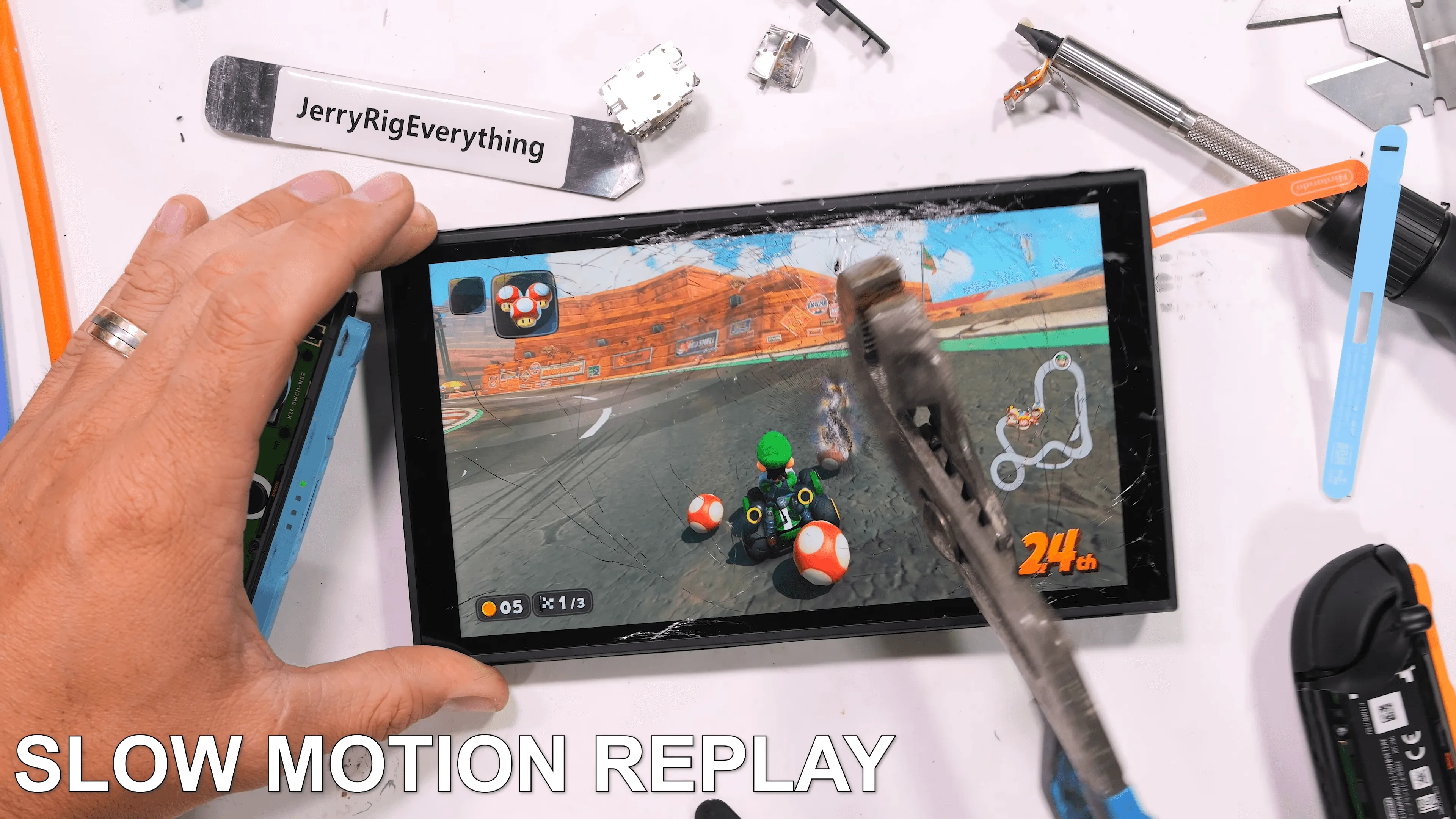 Nintendo Switch 2、驚異の耐久性が判明：ディスプレイを工具で50回
