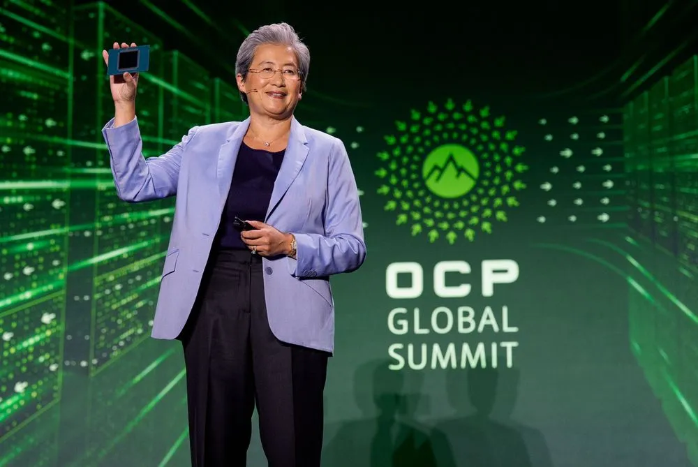 チップを掲げて登壇するOCPサミットの女性