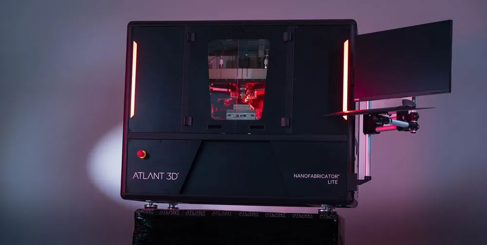 黒い3Dプリンターとモニター