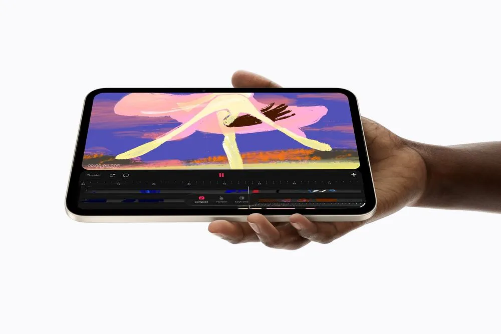 iPadを片手で持ち、ピンク色の鳥のアニメーションを表示した