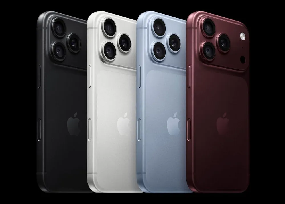 4色の新しいiPhoneが並ぶ背面。