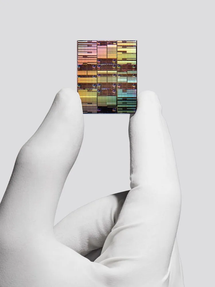 IBM-sub-1 nanometer node chip.webp
