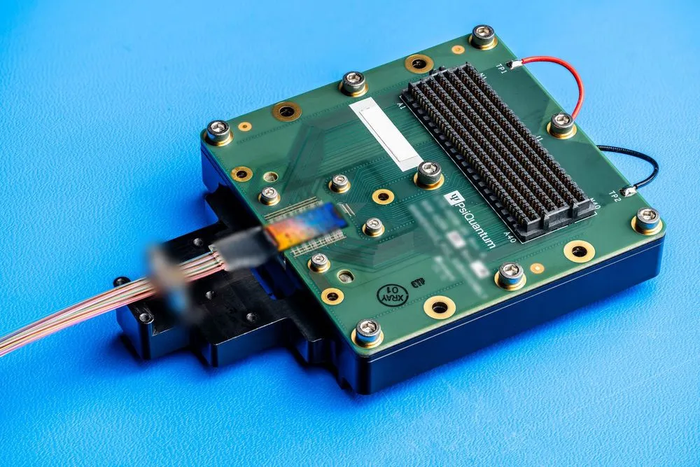 量子コンピュータ用の光チップとファイバーを接続した基板モジュ