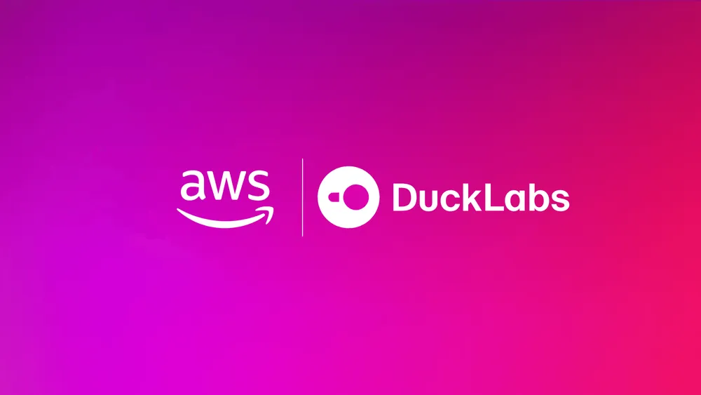 AWSとDuckLabsのロゴ