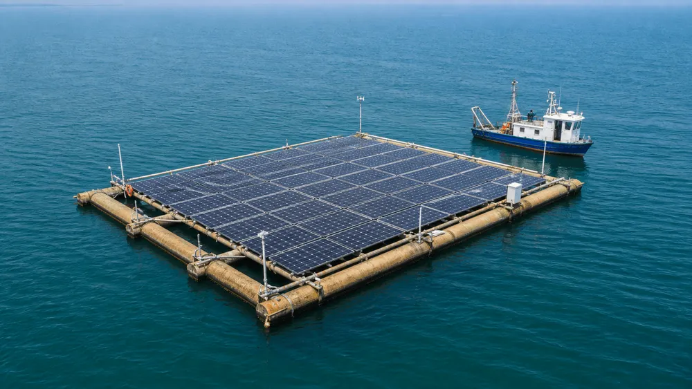 海上の太陽光発電プラントと船
