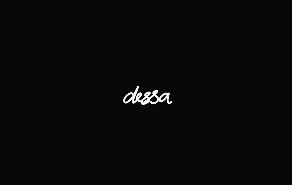 dessaと書かれた白い手書き風のロゴ(黒背景)