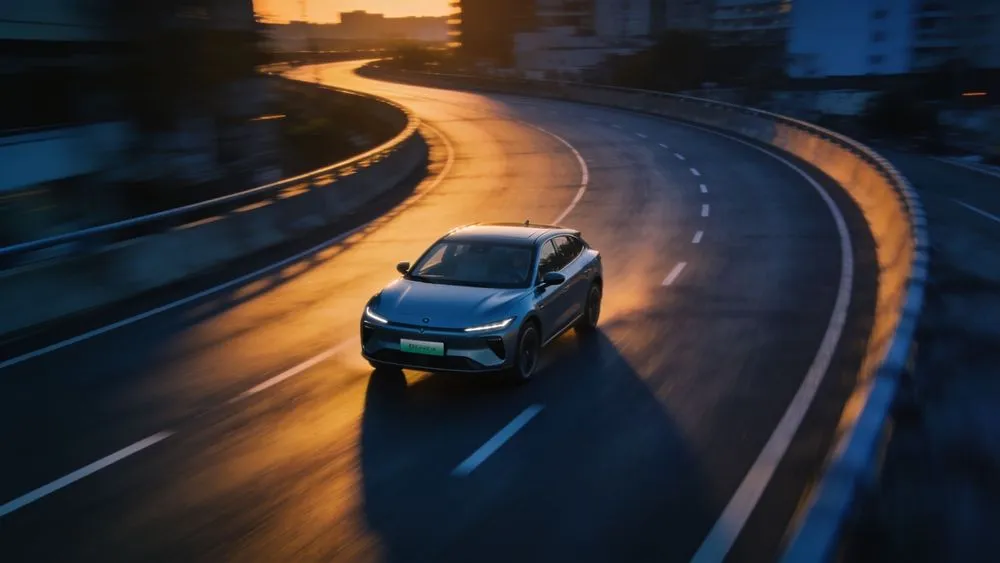 夕焼けの中を走る青い車