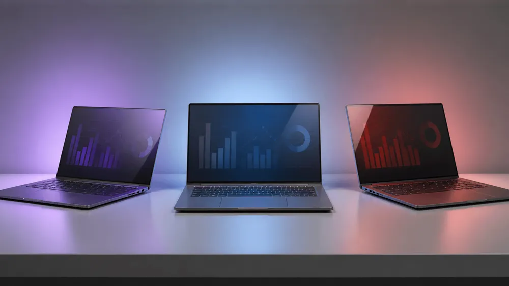 3台のノートPCがグラフを表示