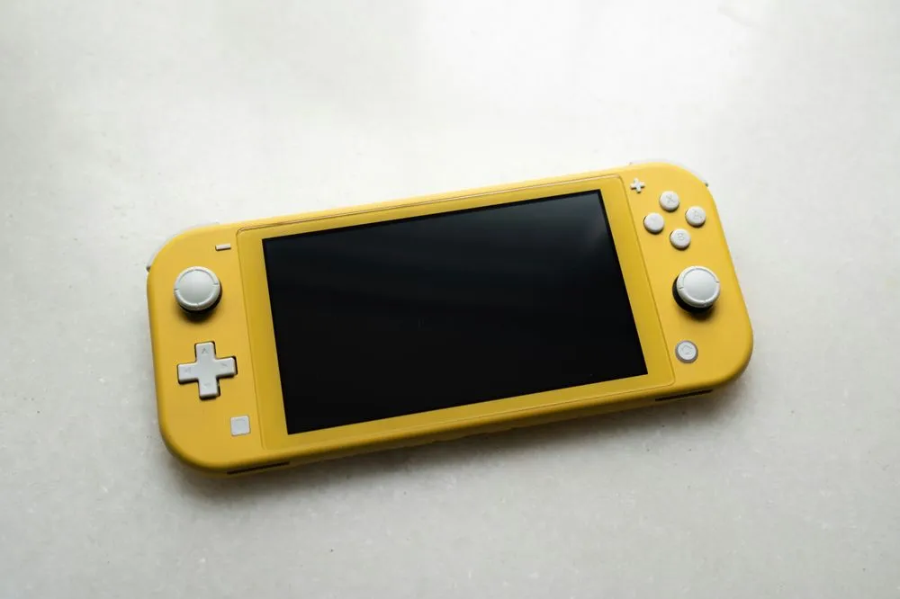 黄色の携帯ゲーム機(Nintendo Switch Lite