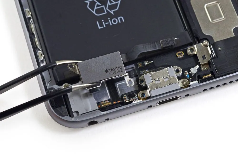 スマートフォン内部のTaptic Engineを取り外す様子