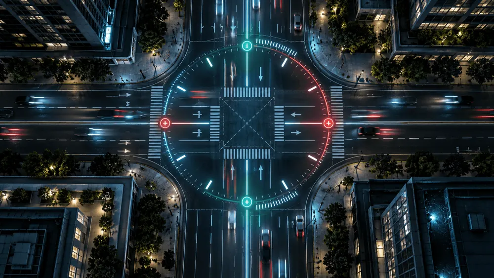 デジタルなUIが重なる夜間の交差点の空撮