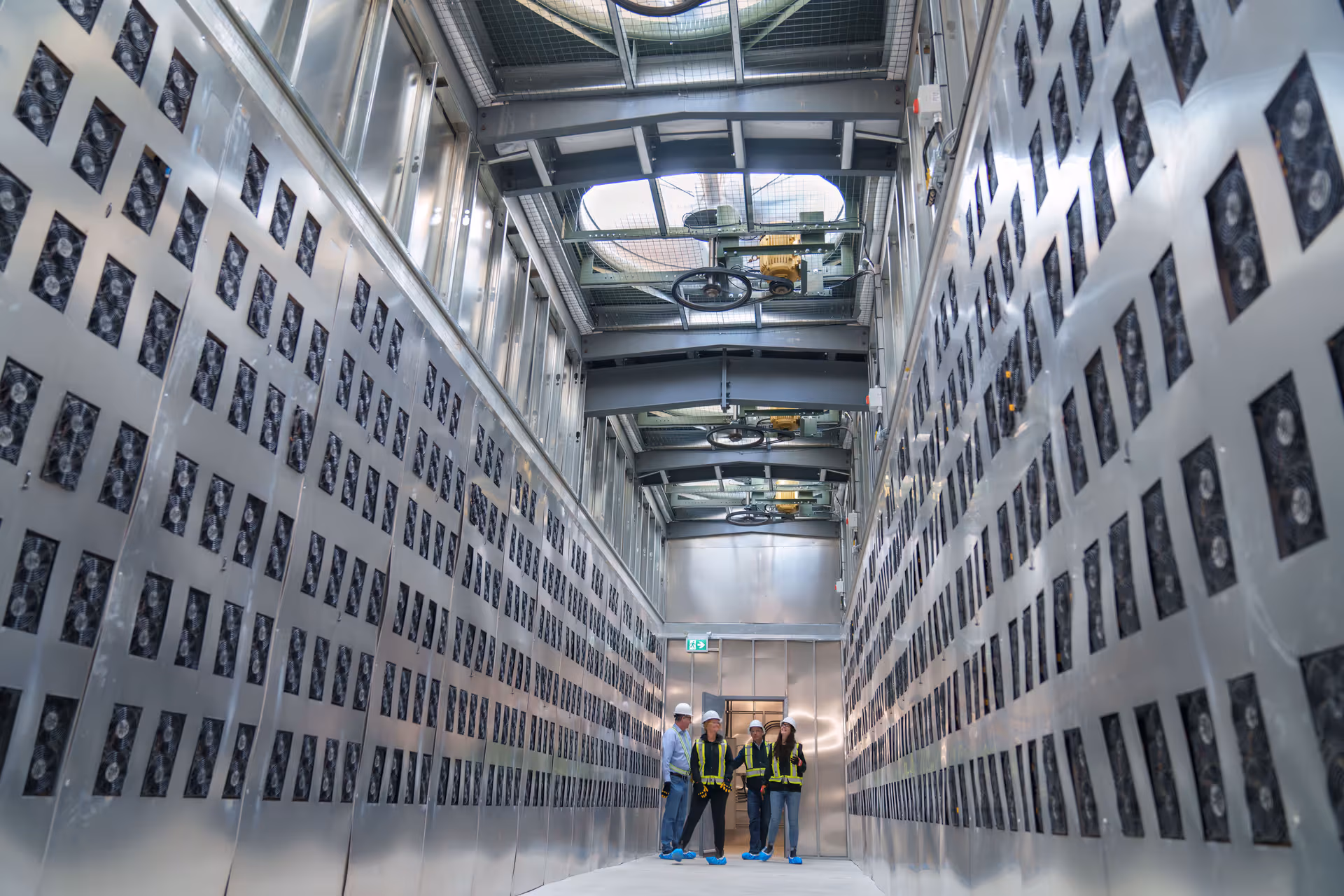 Microsoft、97億ドルでIRENとAIインフラ契約。生成AI時代の「計算能力」確保へ、ハイパースケーラー戦略の転換点