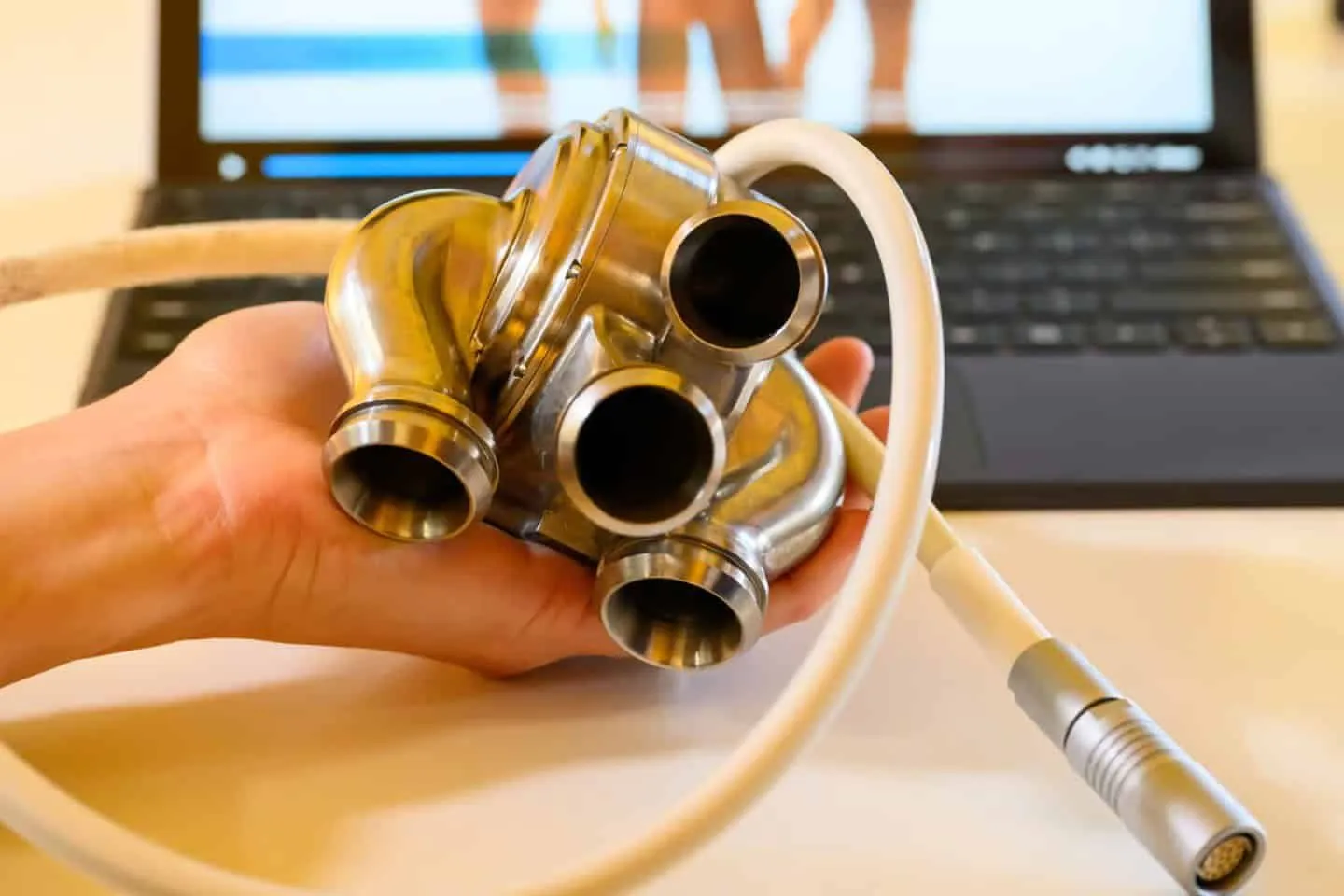 リニアモーターカーの技術を使ったチタン製人工心臓の移植に初成功