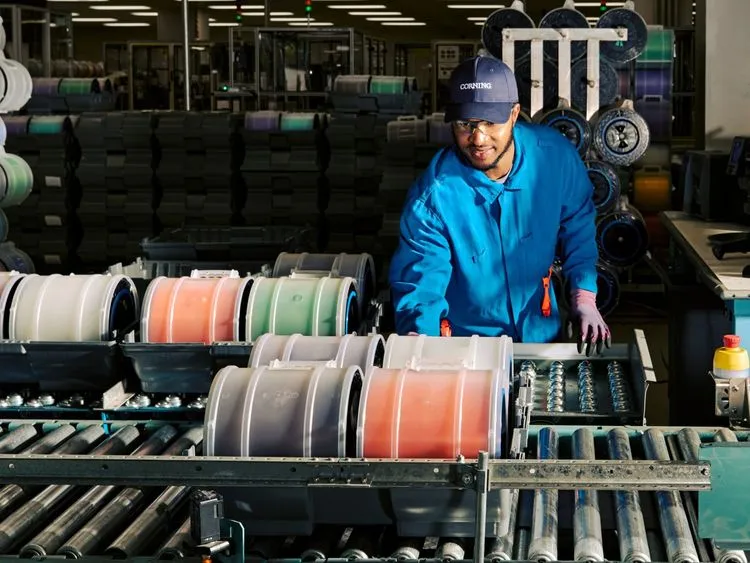 AIインフラ戦争の「神経系」を確保せよ：MetaとCorningが結んだ60億ドルの光ファイバー戦略同盟